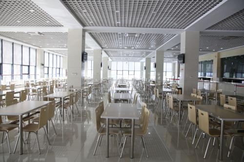 企業(yè)食堂承包給專(zhuān)業(yè)公司和自我管理有利有弊？